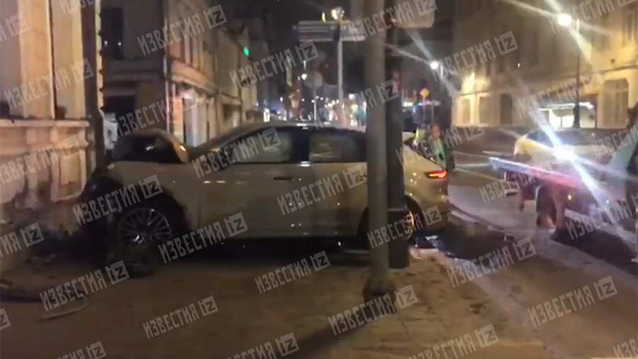 Porsche протаранил здание школы в центре Москвы
