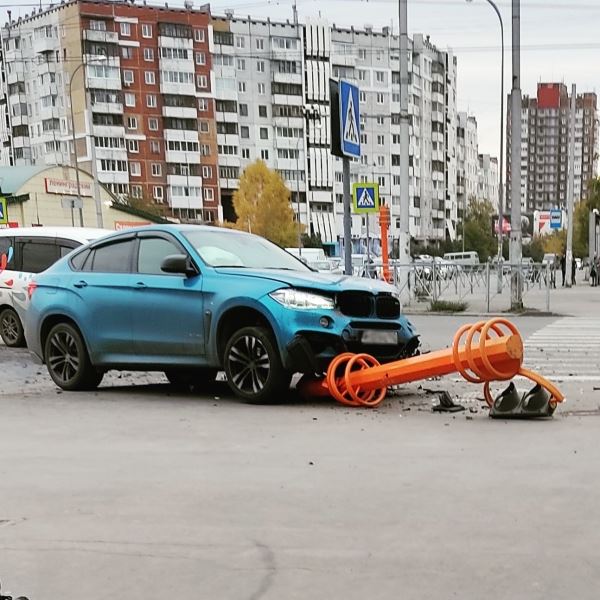 Уничтожили светофор: водитель иномарки в Кемерове пострадал в лобовом ДТП